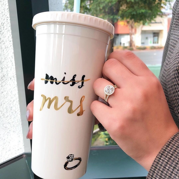 20 Awesome Ways To Show Off Your Engagement Rings 💍 📷