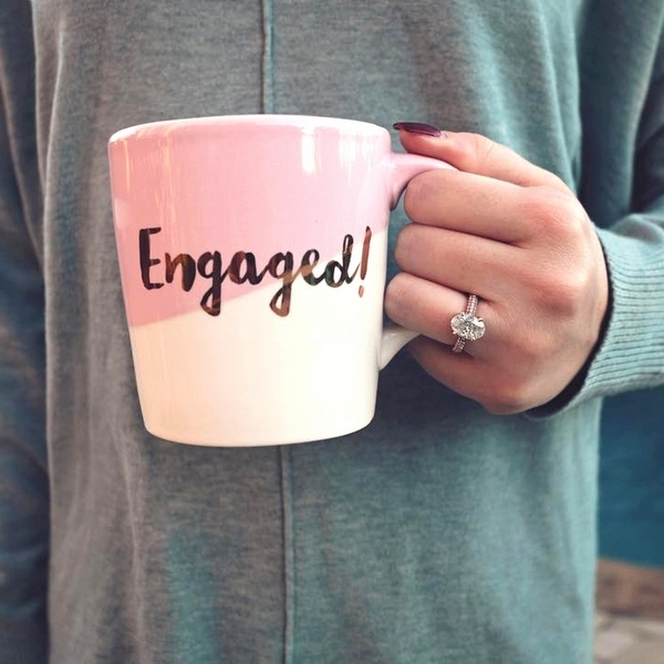 20 Awesome Ways To Show Off Your Engagement Rings 💍 📷