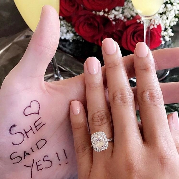 20 Awesome Ways To Show Off Your Engagement Rings 💍 📷