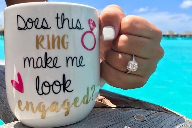 20 Awesome Ways To Show Off Your Engagement Rings 💍 📷