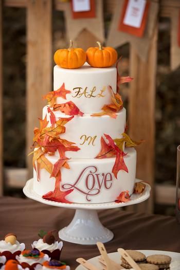 Fall Wedding Cake With Sugar Pumkin Cake Topper Deer Pearl Flowers