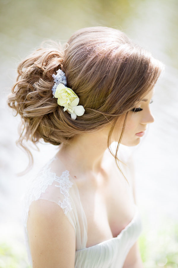 All Kinds of Floral Hair Accessories for Brides to Choose From