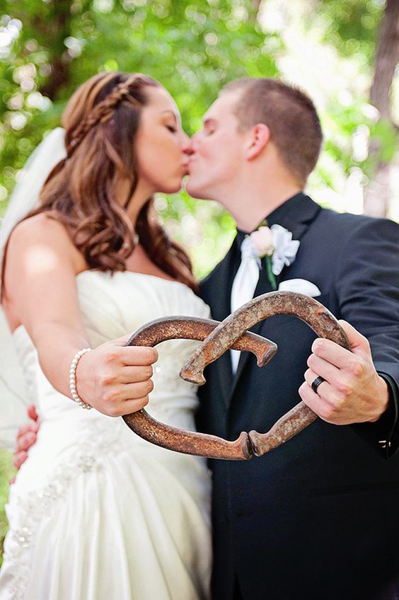 30 Styling Horseshoe Ideas For A Rustic Farm Wedding Deer Pearl Flowers