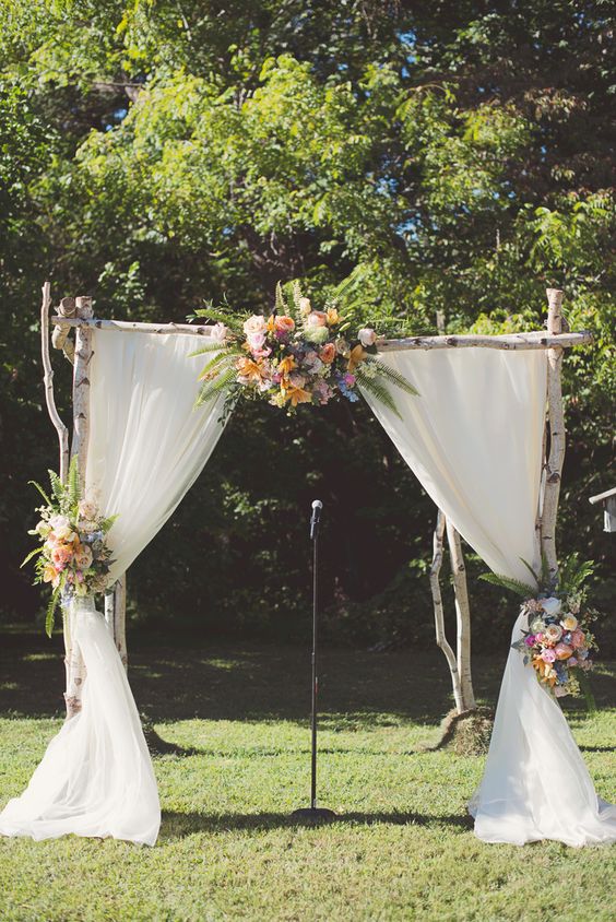 rustic country wedding arch via Maria Mack Photography | Deer Pearl Flowers