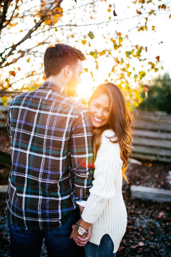 Fall Engagement Photo Shoot And Poses Ideas 49 
