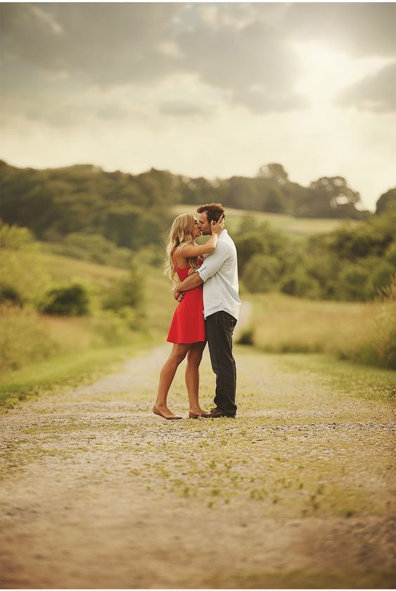 Sweet Engagement Photo and Poses Ideas 36