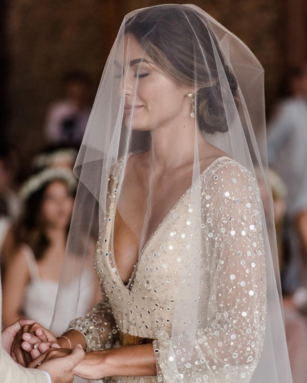18 Romantic Wedding Photo Ideas To Take With Your Bridal Veil Deer Pearl Flowers