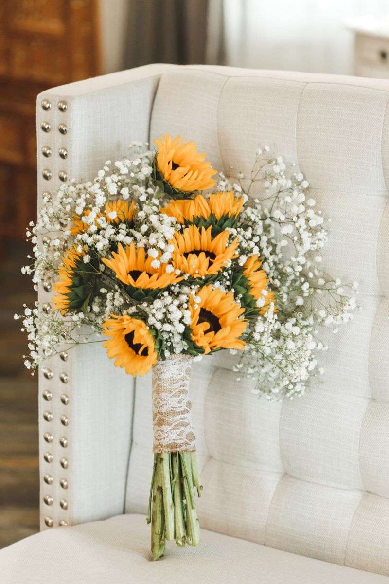Sunflower wedding bouquet whit baby's breath
