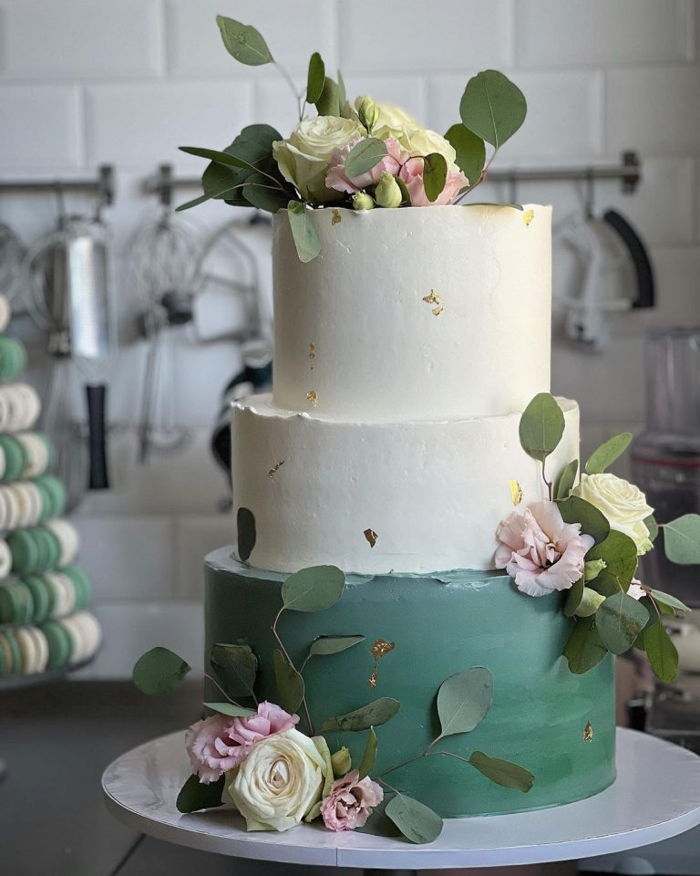 Elegant 3 Tier Emerald Modern Wedding Cake With Pink Roses Via Domcine Laskonky 768x960 