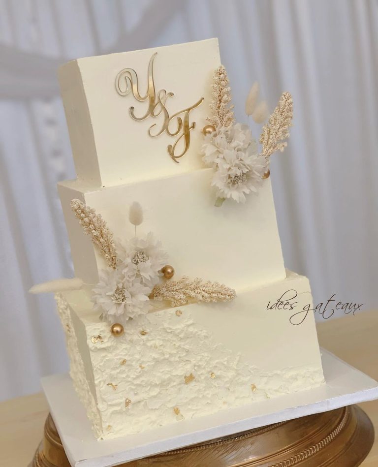 Top 25 Square Wedding Cakes 2024 Modern Twist On Tradition   Boho White Square Wedding Cake With Mirror First Name Sign Via Idees Gateaux 768x949 